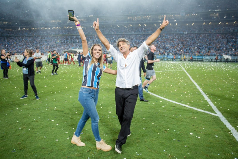radiopachola's tweet photo. #TBT TRICOLOR
Renato Portaluppi e @carolinaportaluppi comemoram o título da Recopa Sul-Americana 2018.
📸 Divulgação / Grêmio
#GRÊMIO #RECOPA2018 https://t.co/RNuLdedh2D