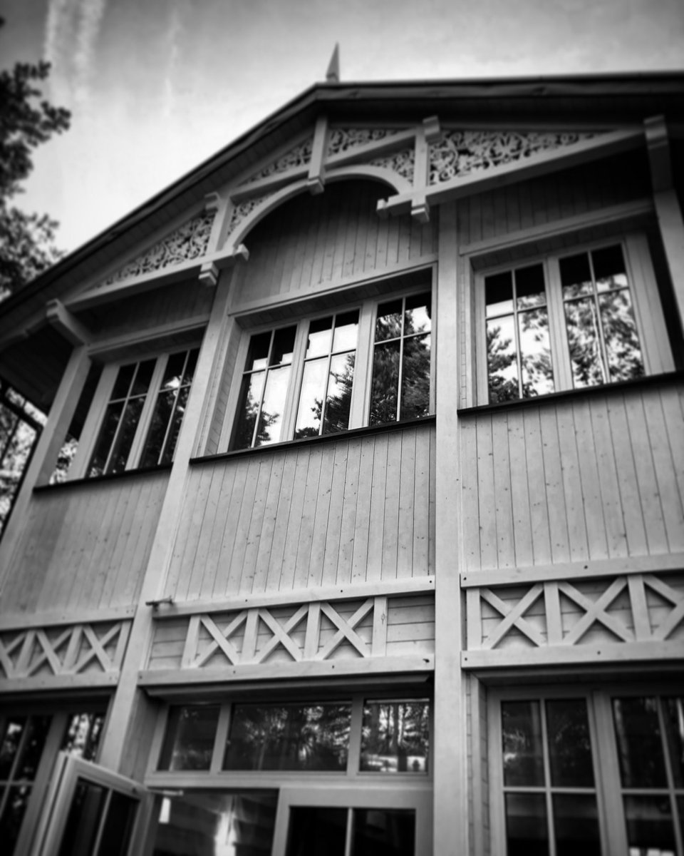 MacMikePL's tweet photo. Windows.

#streetphotography #street #blackandwhitephotography #blackandwhite #building #architecture #lowangle #vignette #wondows #wood #oldhouse #iphonography #iPhone8Plus https://t.co/0BeOJh4g0A