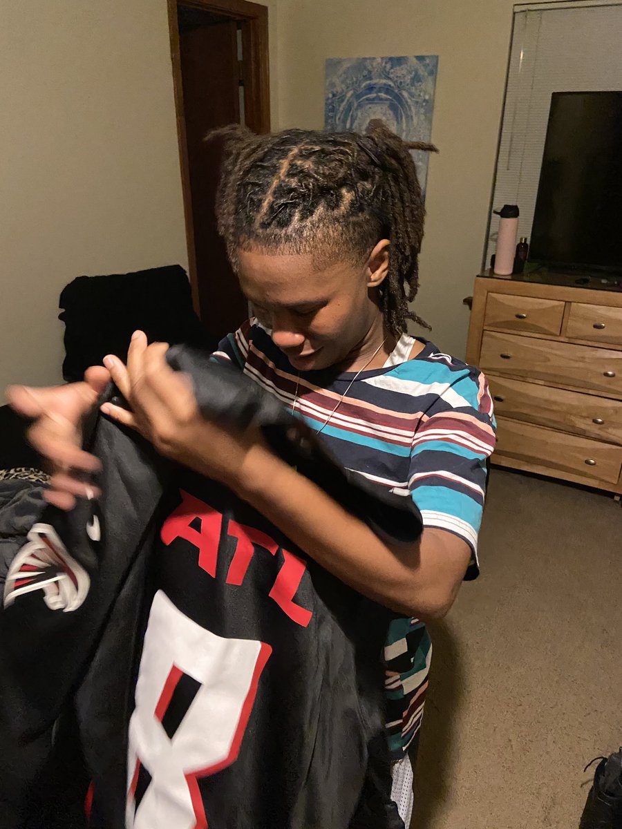 goldxelocs's tweet photo. if you know me you know Iβm an emotional personal but this way my going away gift from my shop and the kid cried like a baby ππ₯Ί. I will be framing this truly the best gift Iβve ever gotten β€οΈ. #ripmyka always and forever ππΌπΎ https://t.co/833avZThJf