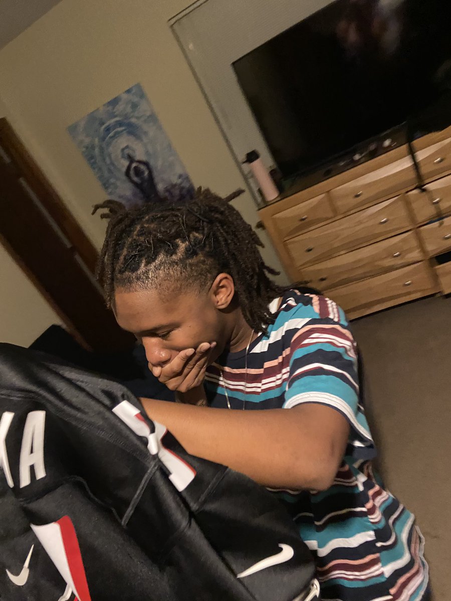 goldxelocs's tweet photo. if you know me you know Iβm an emotional personal but this way my going away gift from my shop and the kid cried like a baby ππ₯Ί. I will be framing this truly the best gift Iβve ever gotten β€οΈ. #ripmyka always and forever ππΌπΎ https://t.co/833avZThJf