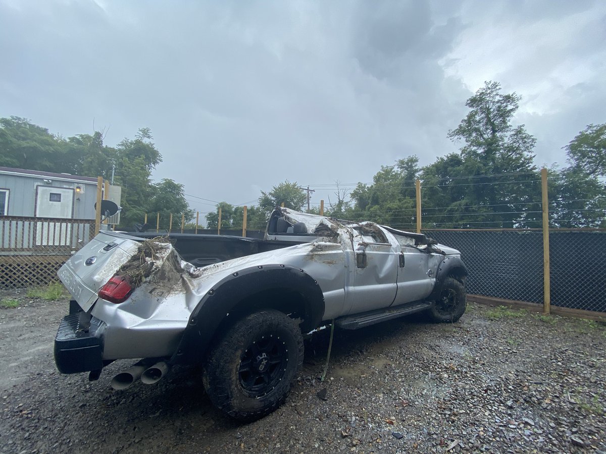 leeanngo24's tweet photo. Thank you @Ford for building a super duty that I was able to walk away from #builtfordtough #notmyfault #notmytimetodie https://t.co/vWCmr8A4sP