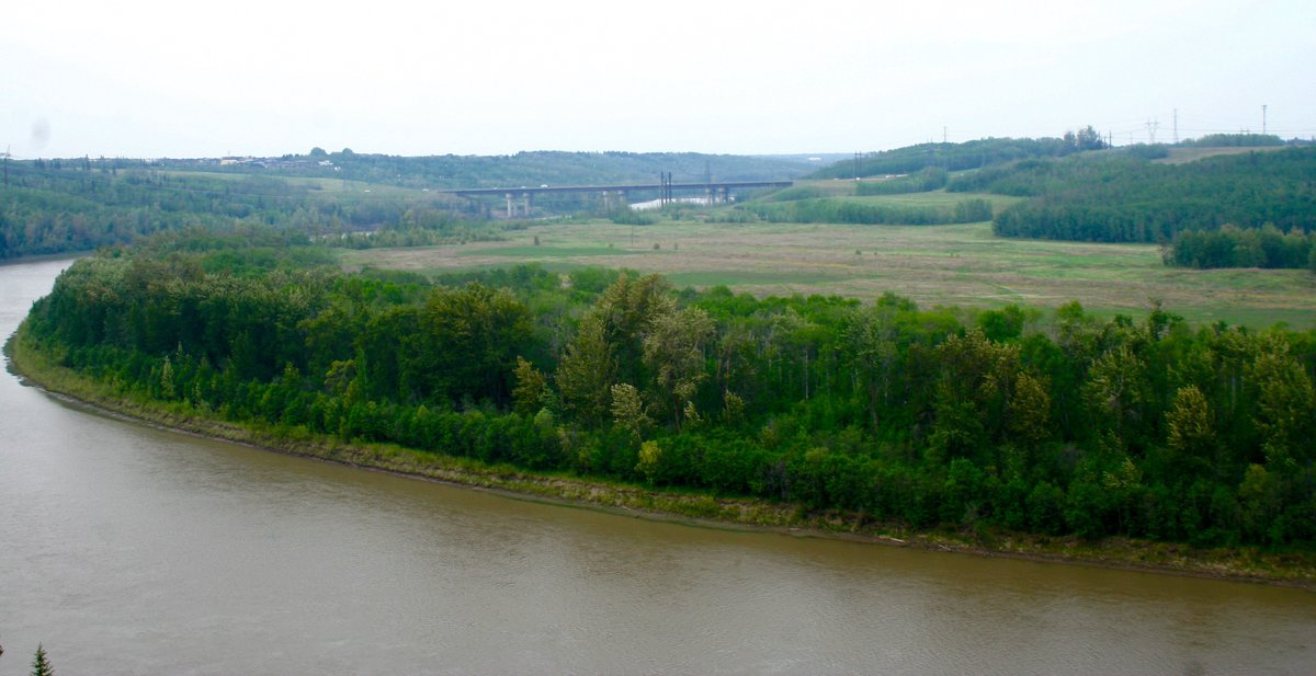 EricGormley1's tweet photo. Provincial guidelines state solar farms should not be in "valleys of large permanent watercourses" -- yet Epcor is determined to cover this 55 acre field across from Terwilligar Park with 45,000 solar panels. #goodcorporatecitizens https://t.co/LmlBEgMcKX