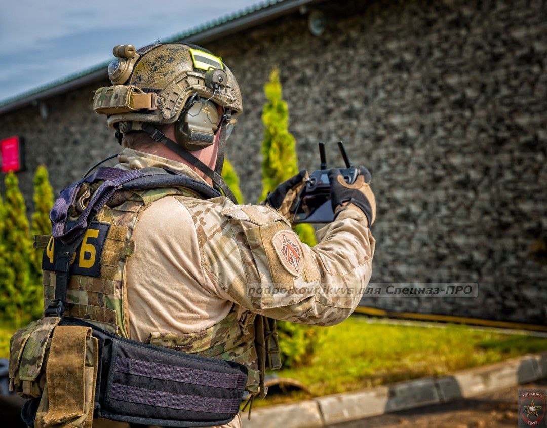 Photos of FSB Alfa officers at a shooting competition with a DJI Mavic controller, EOTech XPS2/3, and SOT ASPID laser aiming device. 21/ https://t.me/specpro/686 