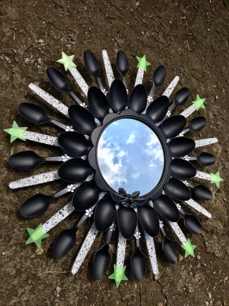 Ericmutonga1's tweet photo. @BettyMKyallo @Twitter This beautiful mirror goes for only KSH 1500 and 1200 
I also design bigger mirrors
DM me for orders https://t.co/pSIEQKrkNS