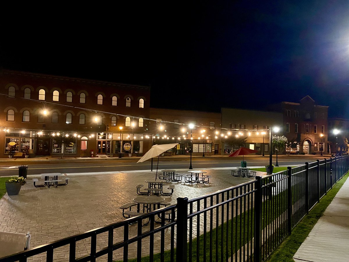 davidhortonrad's tweet photo. Ambient lighting makes our Triangle Plaza on West Main Street even more enticing! #refreshradford #goradford! https://t.co/XYxRlBJW8d