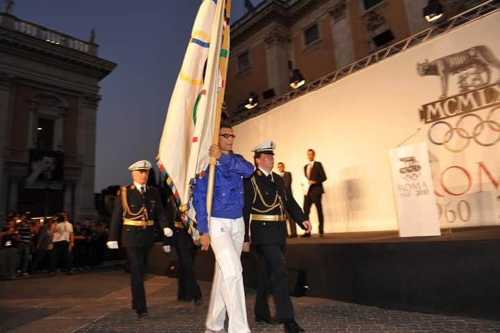 AlessandroCochi's tweet photo. #Roma ricorda #Olimpiadi 1960 in #Campidoglio in occasione #Celebrazioni #Cinquantenario (anno 2010). Sfila la #bandiera con #cinquecerchi custodita proprio nella #Sala delle #Bandiere di #Palazzo Senatorio attigua all' #aula G #Cesare sede dell' Assemblea.#Sport #Coni #Italia https://t.co/8aVtUV7OAS