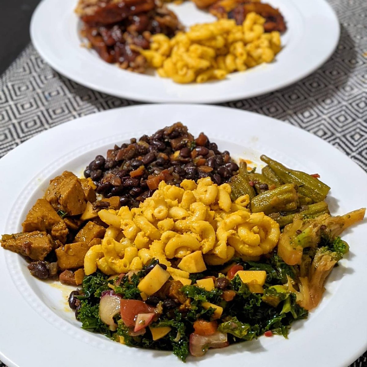 InfinitePantry's tweet photo. VEGAN CARIBBEAN🇯🇲 we ordered takeout from Caribreeze Vegan recently and it HIT. THE. SPOT! Everything is #vegan and everything was amazing! We got the seitan curry goat, mango kale salad, okra, black bean stew, mac and cashew cheese, BBQ seitan ribs, beef patties and plantains! https://t.co/iBCYgq2c3E