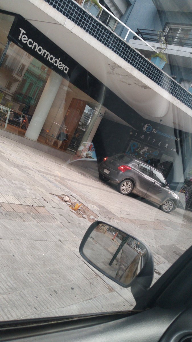 Que genio!!! Todo para comprar en <a href="/tuproductouy/">TuProductoUY</a>. Encima sale con un empleado a cargar el auto!!! Paradito tranquilo sobre la vereda entorpeciendo la entrada al edificio