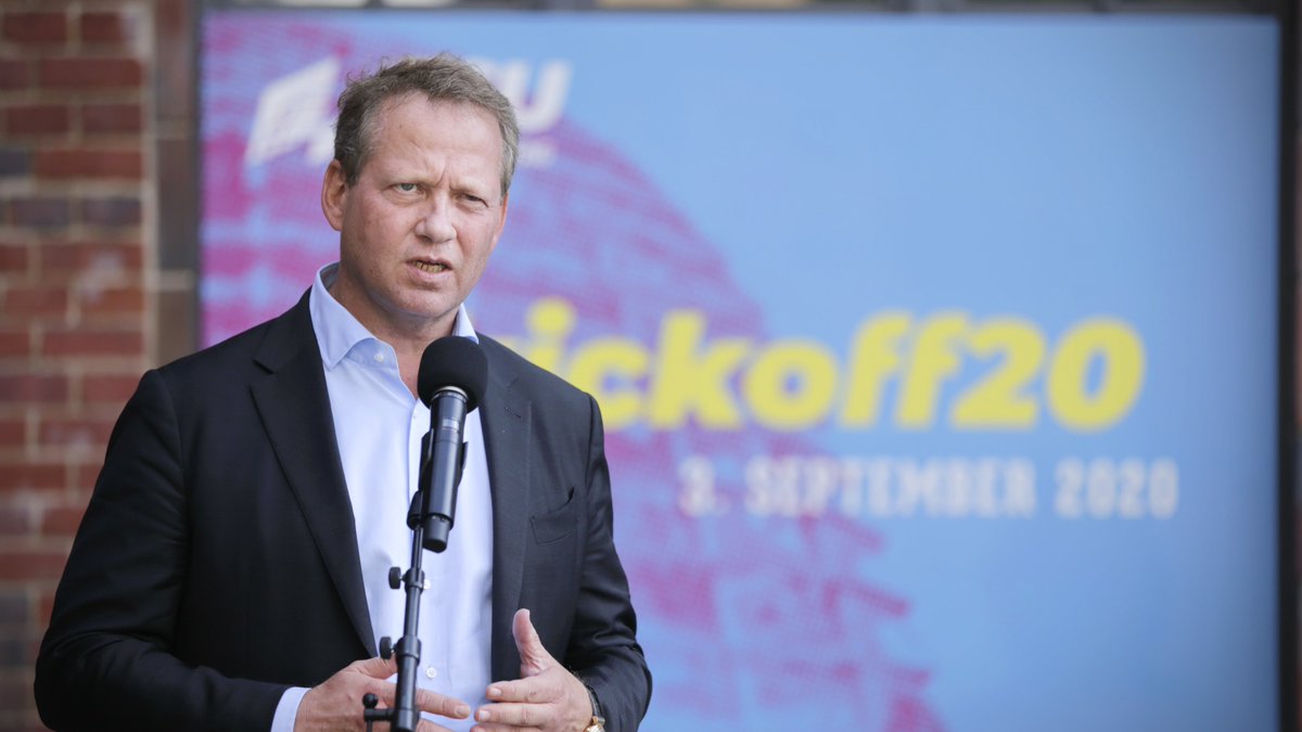 csu_bt's tweet photo. Der Präsident des @DIHK_News Eric Schweitzer fordert:„Wir müssen in die digitale Infrastruktur investieren. Wir brauchen Glasfaserkabel und 5G möglichst schnell umgesetzt.“ Die @csu_bt wird dafür sorgen, dass Deutschland das erste Land mit flächendeckendem 5G-Netz ist. #kickoff20 https://t.co/ITCNJSYu0w