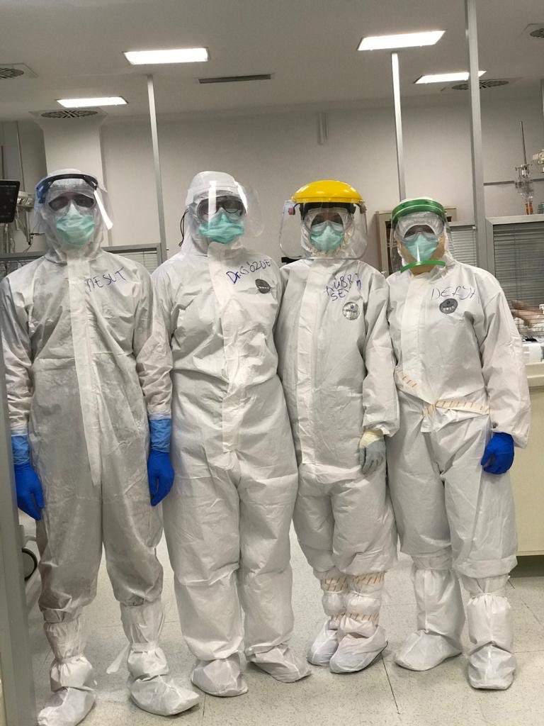 Kendinize acımıyorsanız bu meslektaşlarıma acıyın. Saatlerce bu kıyafet ile çalışıyorlar. Çıktıklarında durumlarını görmek bile istemezsiniz. Emeklerinize sağlık. Bunlar gerçek kahramanlar. #Covid_19 MASKE-MESAFE-HİJYEN ve TOPLU AKTİVİTELERE KATILMAMAK çözüm