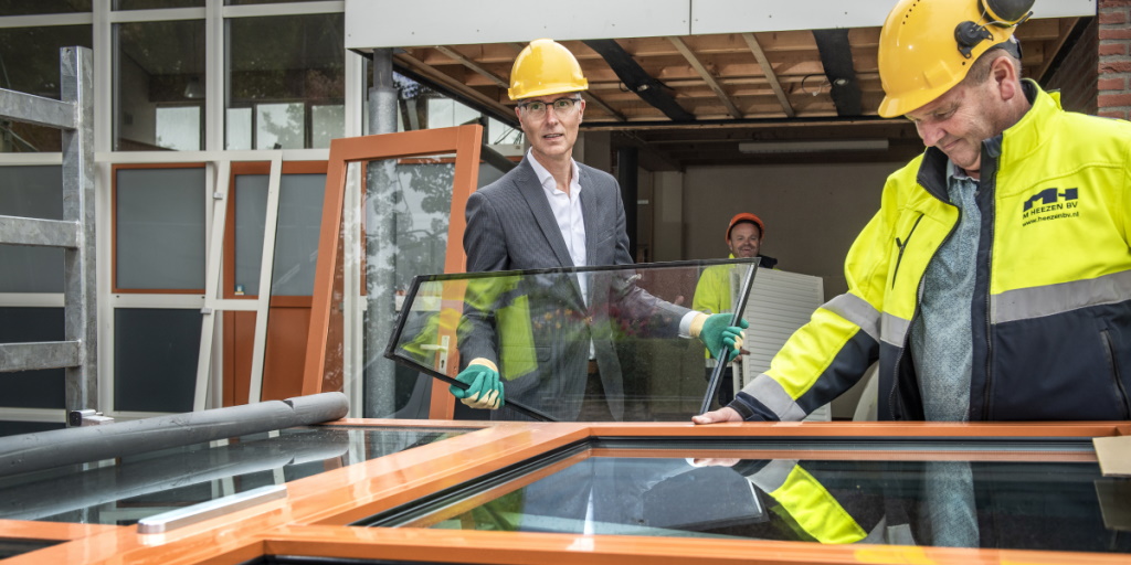 gempeelenmaas's tweet photo. Dinsdag 1 september 2020 zijn de sloopwerkzaamheden op de voormalige VMBO locatie gestart. De sloop wordt zeer duurzaam uitgevoerd. Maar liefst 99% van de materialen wordt hergebruikt of gerecycled. 🛠️Lees verder: https://t.co/X5gpjZm28v #slopen #duurzaam #school https://t.co/EFaKhmUwWn