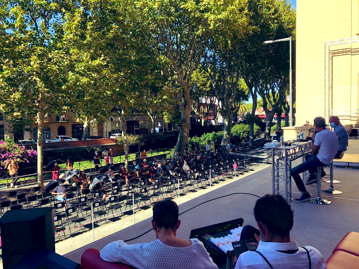 CCIPOPROBERT's tweet photo. #OFFPerpignan, conférence du parrain @DenisBrogniart et l’invité d’honneur #FrançoisPugnet sur les marches de la @cciperpignan https://t.co/8ISV5IZ9My