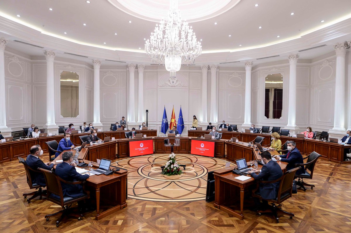 На втората седница на <a href="/VladaMK/">Влада на Република Северна Македонија</a>, на министрите и министерките им ги врачив мандатните писма со утврдена мисија и задачи во нивниот мандат. 

Ние имаме обврска да ги исполниме очекувањата на сите граѓани, а овие мандатни писма постојано ќе нѐ потсетуваат на што сме се обврзале.
1/7