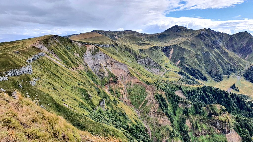 💚 Souvenirs d'#Auvergne pris depuis les hauteurs du Massif du Sancy 😍 Quelle magnifique destination pour randonner ! #cetétéjevisitelafrance