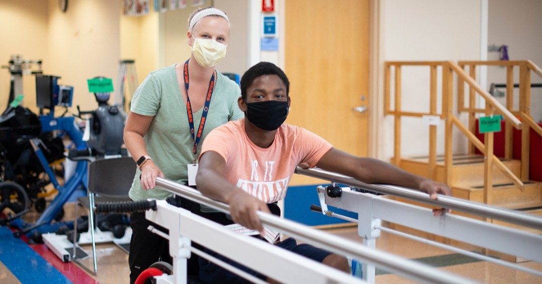 ShrinersChicago's tweet photo. Alex, a high school athlete from Chicago, got a spinal cord injury this summer and was paralyzed in one leg. Shriners Chicago specializes in pediatric #SCI rehabilitation, regardless of family’s ability to pay. Alex worked extremely hard, treating therapy like athletic training. https://t.co/ZiB5zqX8QK