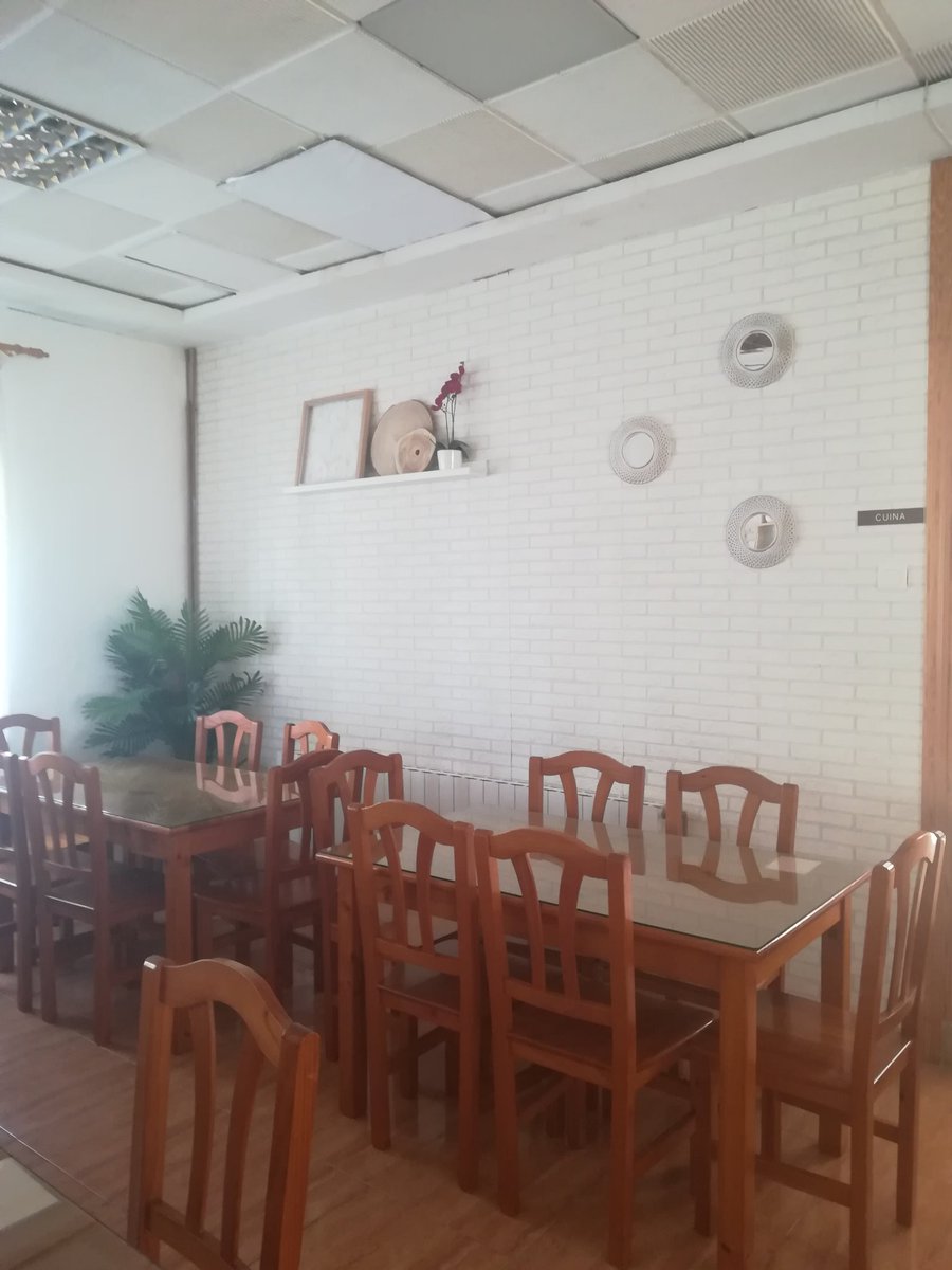 cole_sagrada's tweet photo. SERAL, la empresa que gestiona el menjador escolar, ens va sorprendre en un canvi de decoració! Continuem preparant-se! 😍🖌️ #tornadasegura #VueltaAlCole2020 #VueltaSegura https://t.co/f9y73rzlLy