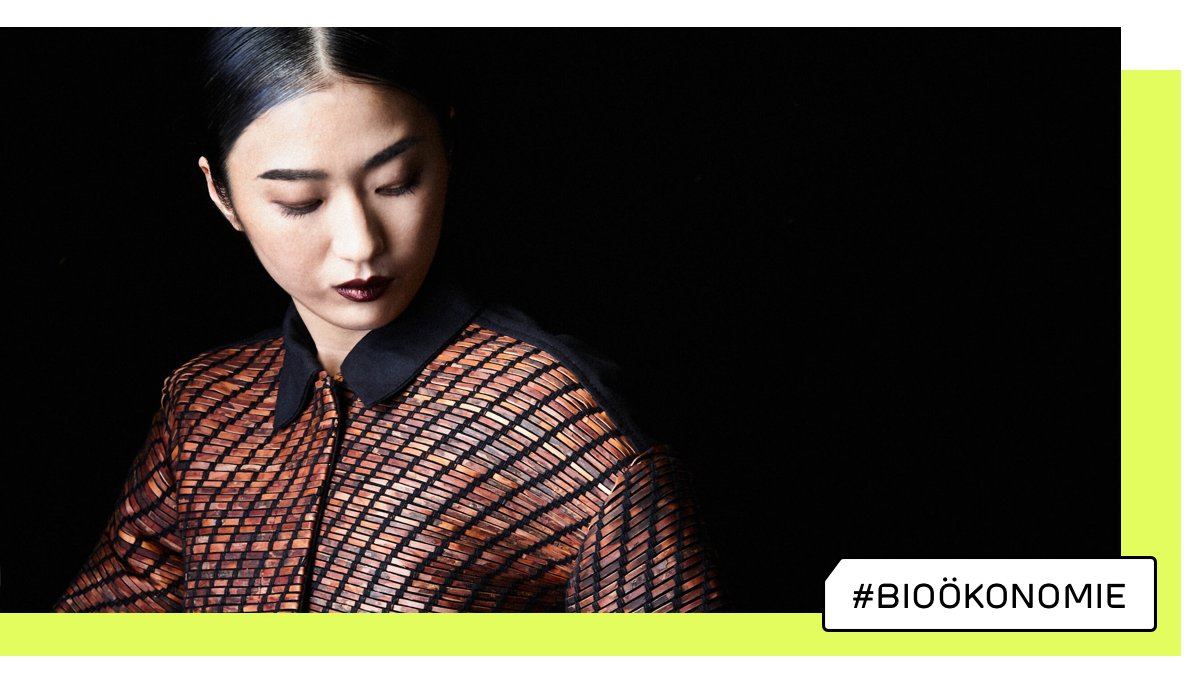 FuturiumD's tweet photo. Eine Jacke aus Kiefernrinde: Würdest du sie tragen?

#Baumrinde wird als Reststoff der #Holzproduktion meist nicht weiterverarbeitet. Dabei ließe sich das Material u.a. gut als #Textilfaser verwerten. „The Bark Project“ zeigt, wie's geht! #bioökonomie
Bild: Patrick Walter &amp; MPIKG https://t.co/RlYmykNBob