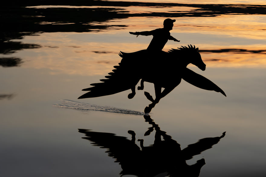 KarmycBazaar's tweet photo. Writer and filmmaker, John Marshall creates beautifully whimsical photos that he calls 'Sunset Selfies' using cardboard and a whole ton of creativity! https://t.co/tjDu3jdPZW
