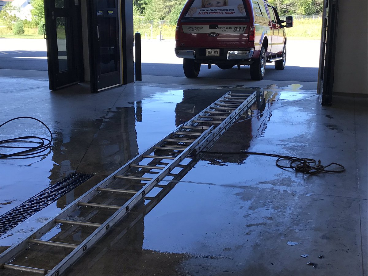 bracebridgefire's tweet photo. Cleaning &amp; inspecting our tools and ladders to ensure they deliver when we need them. #CleanAndReady #ReadyToServe #Bracebridge https://t.co/RiS9FwWRsB