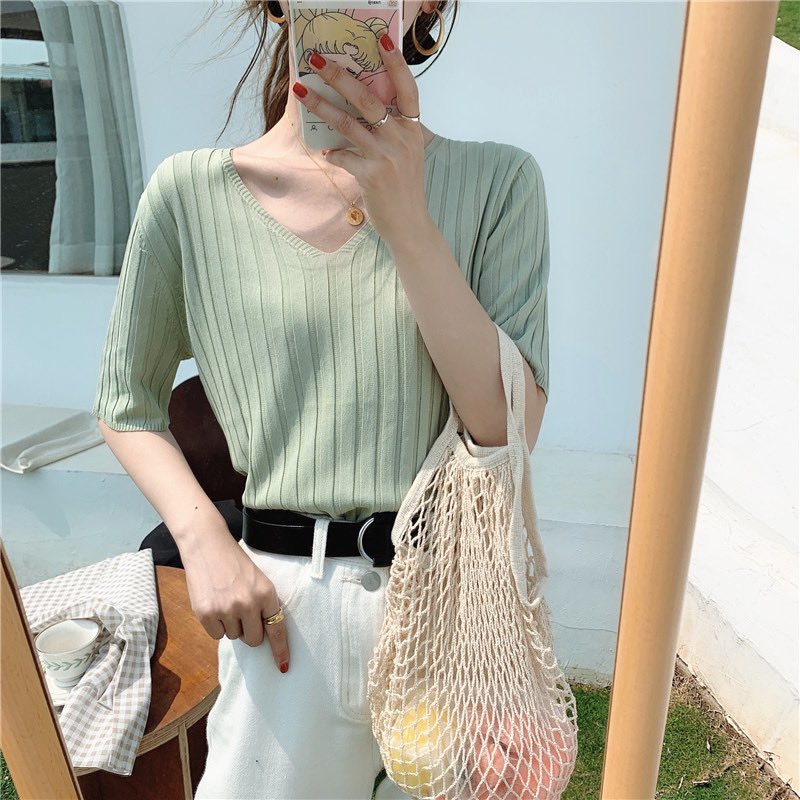 พร้อมส่ง✨ เสื้อสไตล์เกาหลี รุ่นไหมพรมคอวี อก 34-42 รอบแขนยืดได้เยอะมากเลย สาวทรงอวบ หรือแบนใหญ่ใส่ได้น้า  สีน่ารักมาก 🥰

มีพร้อมส่งทุกสี 
ยกเว้น ชมพู ส้ม ❌          
สีเบจ/ขาว/เขียว ขายดีมากค่า💕 

ราคาดีเพียง129฿! 
ส่งฟรีเหมือนเดิมม สนใจDmค่า 😊