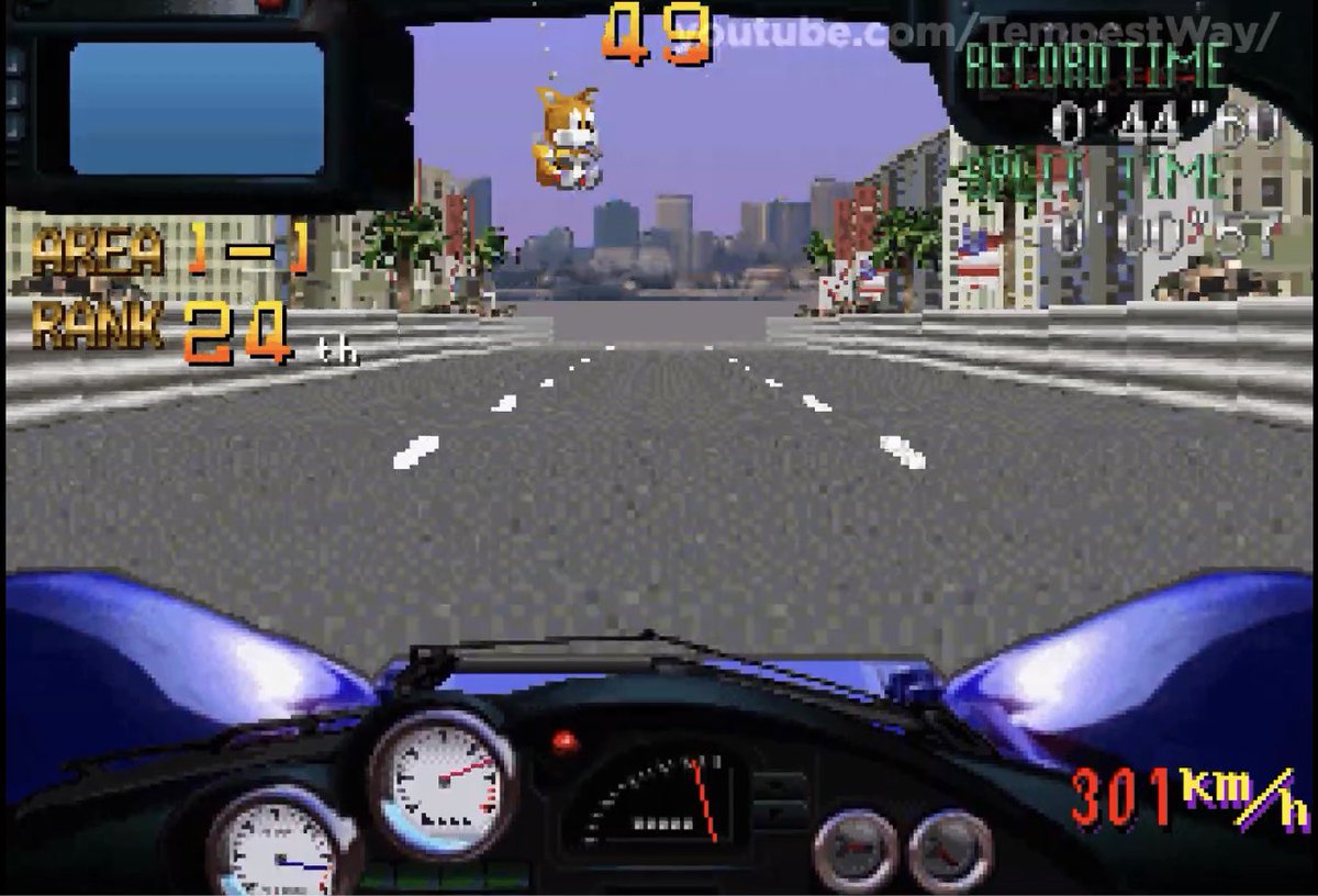 ちゃな Auf Twitter ソニックが初めて登場したのはアーケードのレースゲーム ラッドモビールです ぶら下がってるだけのアクセサリーだけど サターンにゲイルレーサーとして移植された時 裏技でテイルスにできました 早口