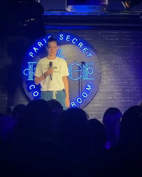 ameliesmile_'s tweet photo. Mardi soir c'était la reprise des hostilités ! Premier open mic du @fridgecomedy (Ca s'voit pas là mais jvous jure j'étais heureuse !) ❤

#fridge #comedy #fridgecomedyclub #photofloue #maisonsenfouparcequecetaitcool https://t.co/acNX0aStyH