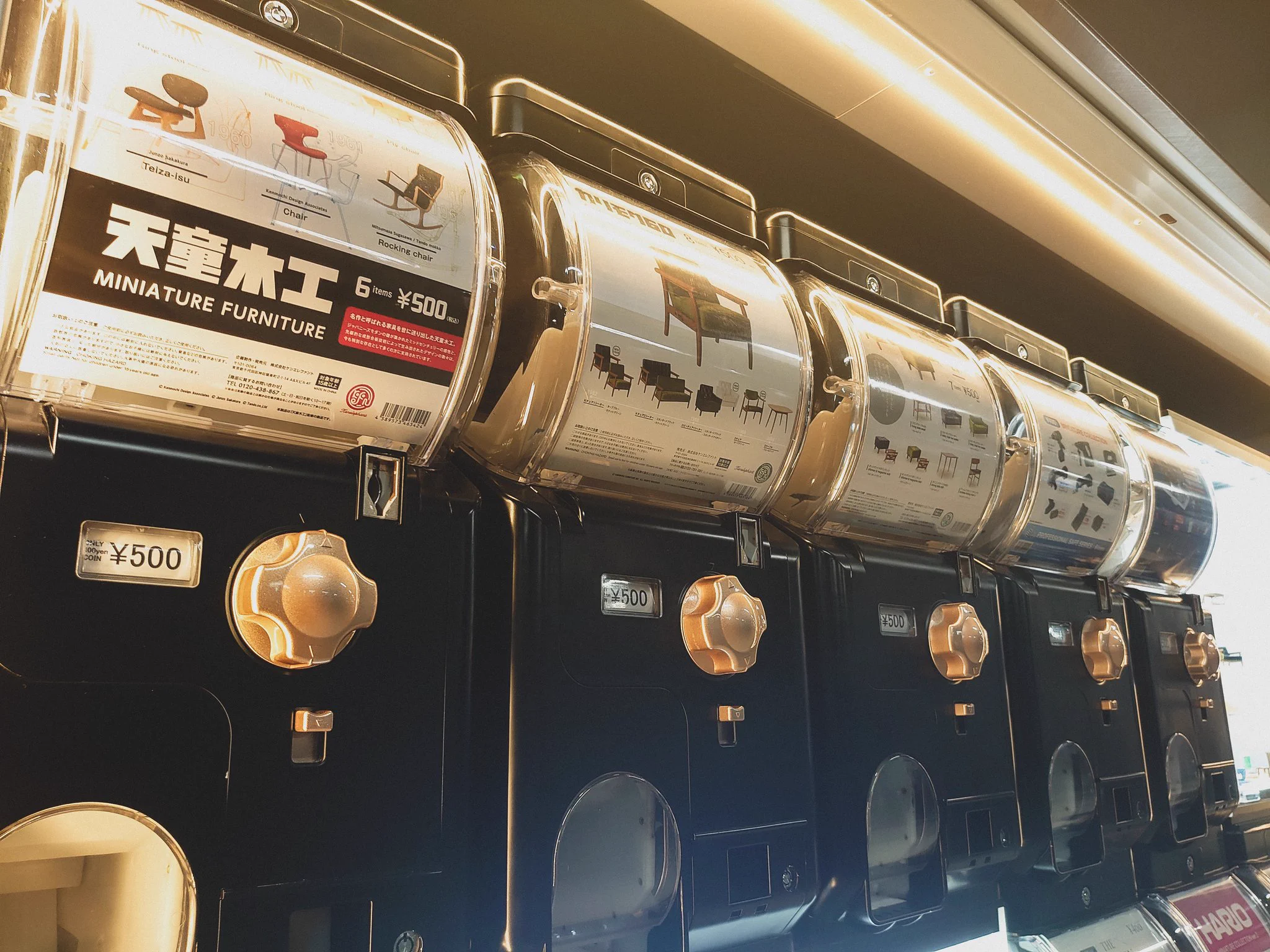 JR新橋駅の駅ナカにオシャレガチャガチャコーナーが出来ていた！レア物、高額ガチャもあるよ！！