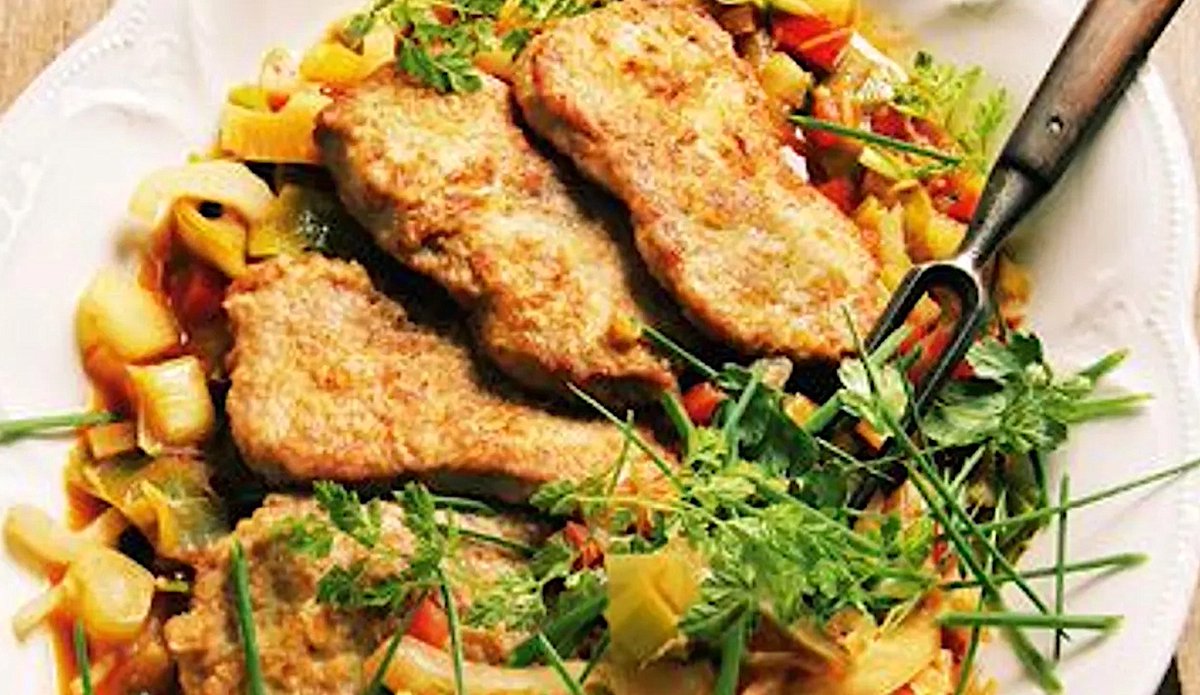 DasRezept's tweet photo. Saftiges Kalbsschnitzel mit mediterranem Gemüse und Sauce: sommerlich leichte Variante des Wiener Schnitzels. https://t.co/2oQcGvbdAE https://t.co/vbGERYnchR