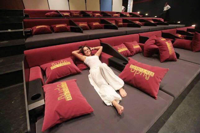 理想の映画館！？自宅のようにくつろぎながら鑑賞できる！