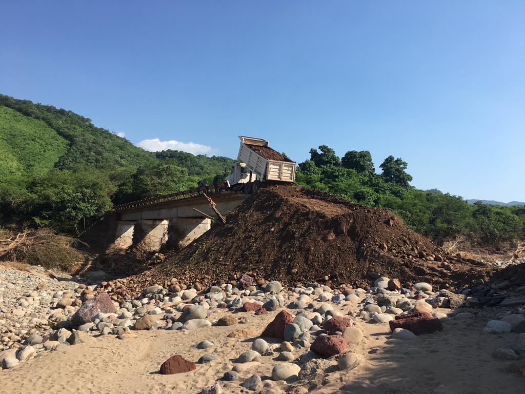 HectorAstudillo's tweet photo. .@CICAEG_OPD se encuentra trabajando sin descanso para restablecer el puente que conecta La Unión con Coahuayutla. Seguimos operando en los municipios que resultaron con daños por la tormenta #Hernán, especialmente en la Costa Grande. https://t.co/CGV0FESlSb