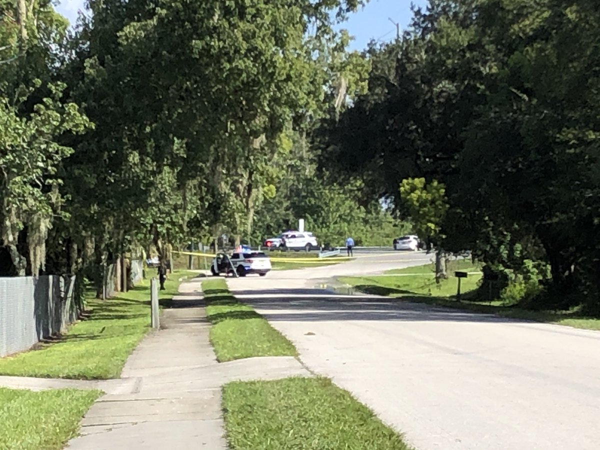 Fox35Matt's tweet image. Deputies from @OrangeCoSheriff investigating crash on Colonial Drive in #Bithlo. They say a car hit a guardrail at about 6:30am. A man and woman in the car found dead. More details to come. #FOX35 #news #accident #update