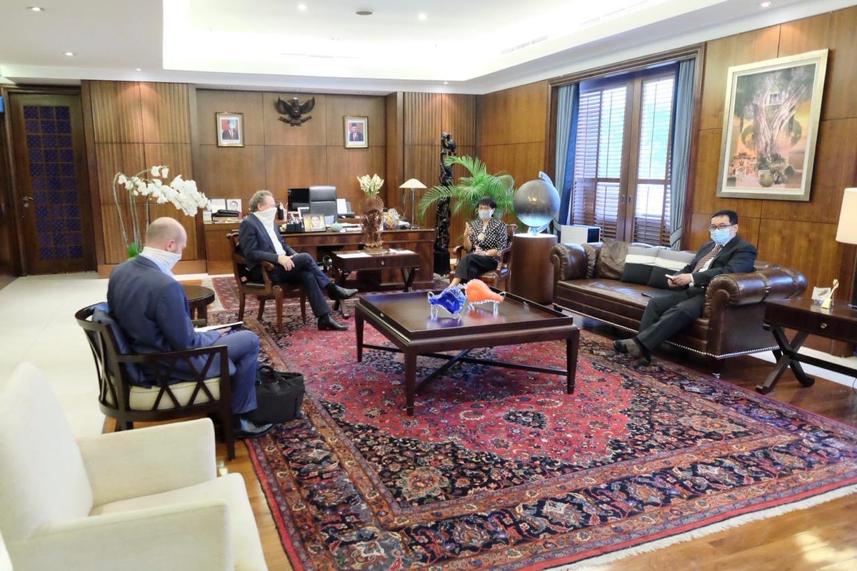 Menlu_RI's tweet photo. Good afternoon discussion with Mr. Andrew Forrest, an Australian businessman. We spoke on FMG Fortescue’s plans to invest in Indonesia (03/09) https://t.co/tqLPhtn9g3