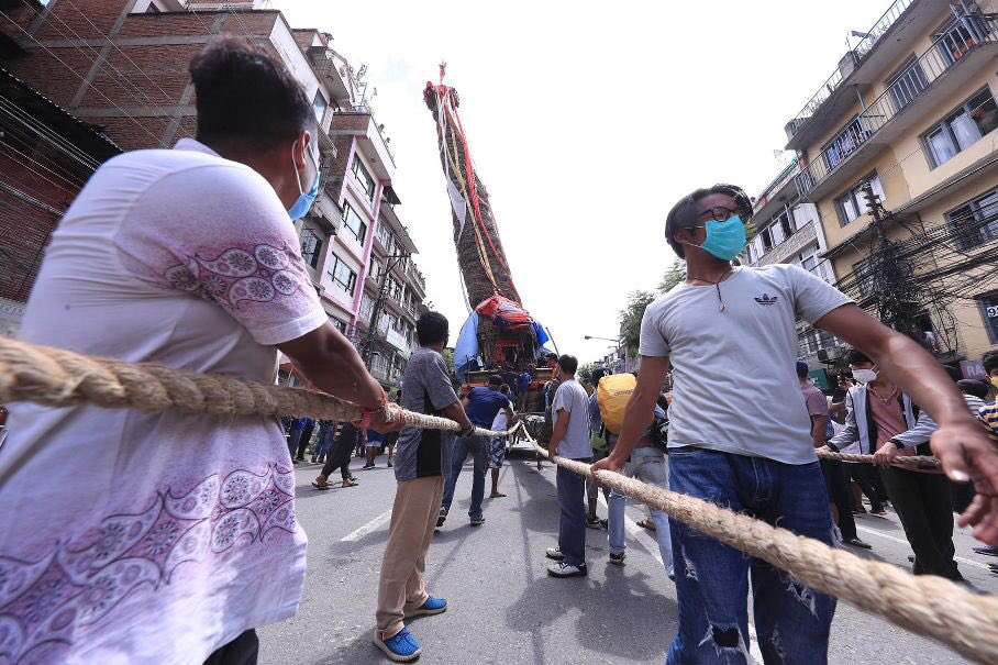 recordnepal's tweet photo. With the govt unable to implement a coherent #Covidstrategy--including regarding festivals--fed up #Lalitpur denizens take matters into their own hands

The extension of the #prohibitoryorders in the Valley is starting to infuriate locals

https://t.co/rolq0tpvQD #machhindranath https://t.co/1Lchw82GmO