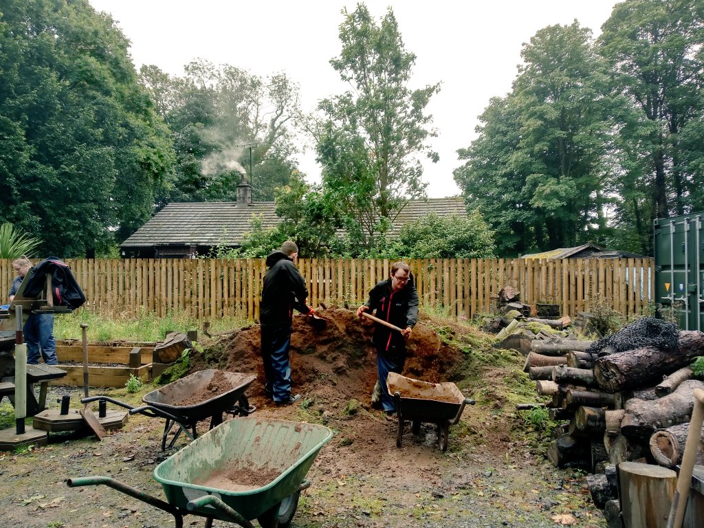 projsearchsayr's tweet photo. Great first day back on placements today @projsearchsayr @CulzeanOfficial Well done interns for all your hard work and enthusiasm within the Rangers and Garden teams. @girvanyouthtrst @AyrshireColl https://t.co/c0VuHV2IWU