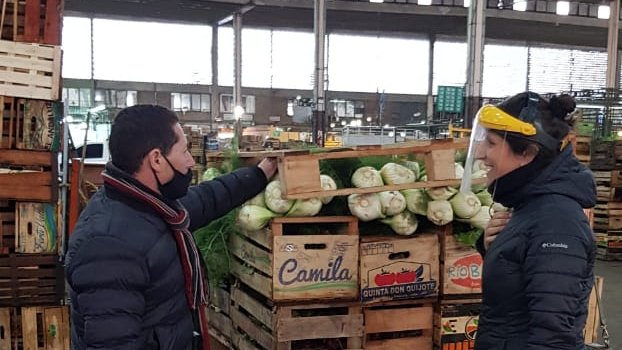 SenasaAR's tweet photo. Junto con @SAFCeISantaFe estamos en el Mercado de Concentración de Fisherton, Rosario acompañando a productores en la formalización de las Buenas Prácticas Agrícolas en #AgriculturaFamiliar y cooperativas.
#HaciaTerritoriosSanos https://t.co/ztIt8fOv0F