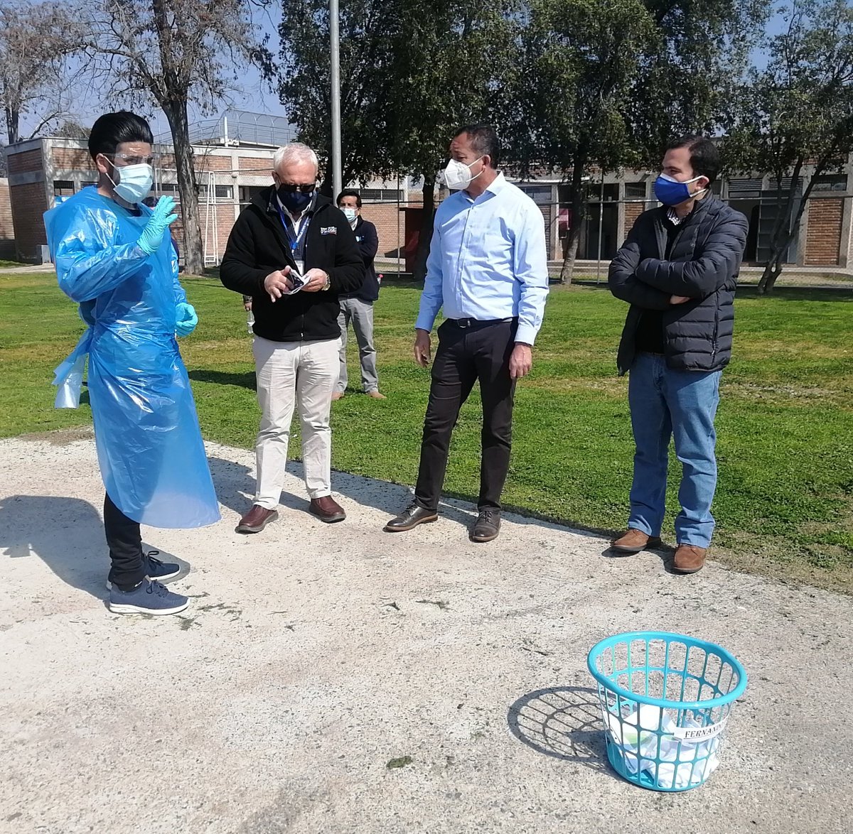 MindepOHiggins's tweet photo. Seremi del deporte @ramirezdiego70 y  @seremisaludohi inspeccionan protocolos para el regreso a los entrenamientos del club Deportes Rancagua. @IntendenciaLBO @ceciperez1 @andoterok https://t.co/x29jCHqFFC