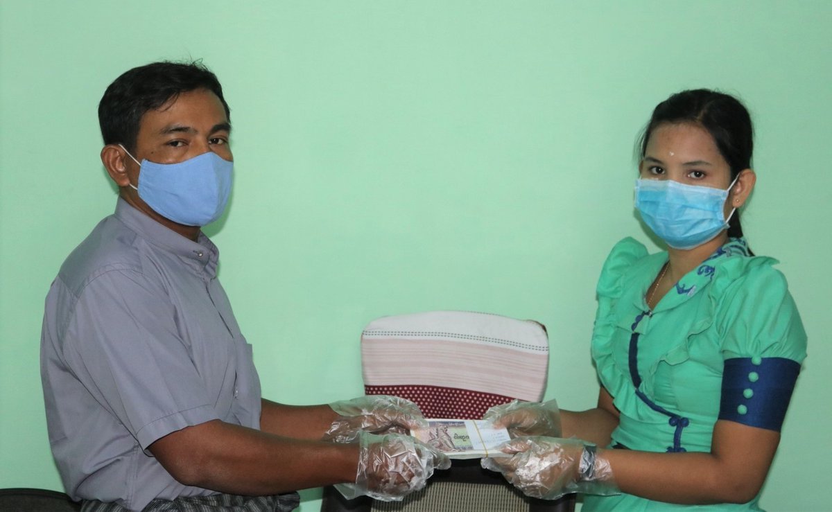 MyanmarRedCross's tweet photo. #Cash in the time of #COVID19 means standing on one's own feet for safety, security, and happiness &amp; helping others do the same 💵😷🧼💪

Find out how our Community Resilience Program supported that and more through timely cash transfers in #Rakhine 👉 https://t.co/SNglqGGUIf https://t.co/MwsxzKa33R