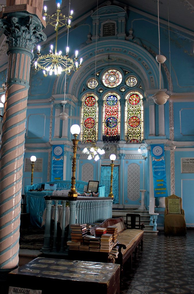 Knesset Eliyahoo was built in 1884 by the Baghadi-Jewish Sassoon family in Mumbai, India.They liked the colour blue 