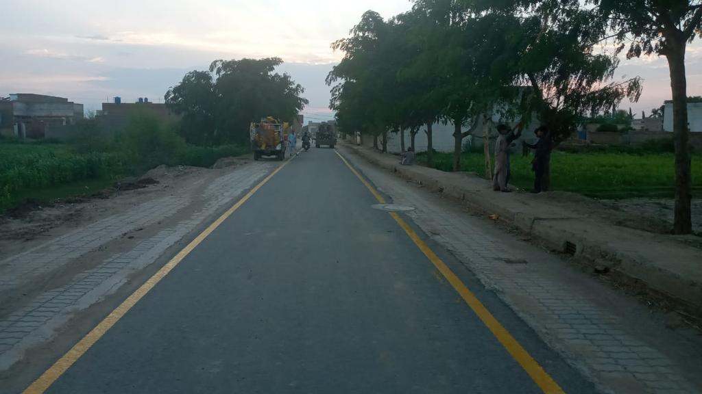 AcTaunsa's tweet photo. وزیراعلی پنجاب تونسہ پیکج کے تحت تعمیر ہونے والے سڑکوں پر لین مارکنگ شروع کردی گئی ہے۔
اس سے حادثات میں کمی آئے گی۔
اور شہر کی خوبصورتی میں اضافہ ہوگا. https://t.co/Q2ifB01Eul