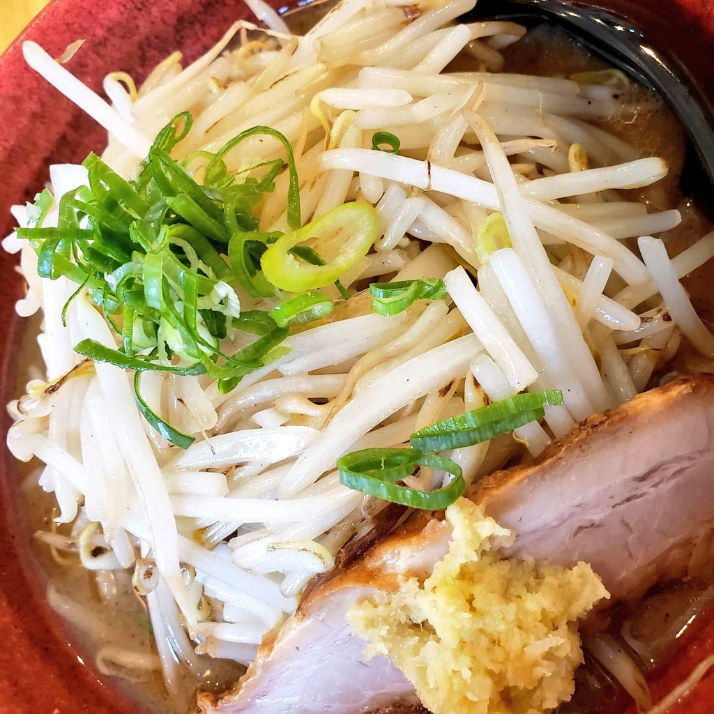 omusubi12091's tweet photo. 今日の🍜
朝イチの予定が終わり、次に移動する前に腹ごしらえ
拉麺大公上大岡店さんへ
焼き味噌+もやしを
もやし増し初めてでした😁
ご馳走様でした🙇‍♀️ https://t.co/NlDgrFoauO