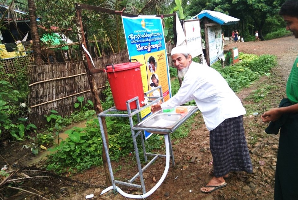MyanmarRedCross's tweet photo. #Cash in the time of #COVID19 means standing on one's own feet for safety, security, and happiness &amp; helping others do the same 💵😷🧼💪

Find out how our Community Resilience Program supported that and more through timely cash transfers in #Rakhine 👉 https://t.co/SNglqGGUIf https://t.co/MwsxzKa33R
