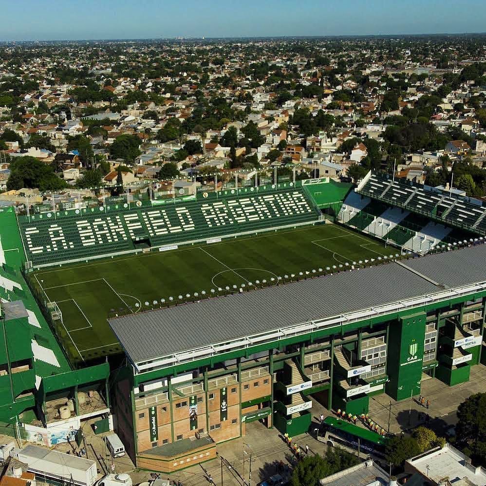 BolavipAr's tweet photo. Prolija, con platea descubierta sin alambrado, pintada y con gran visión desde todas sus tribunas. La cancha de @CAB_oficial es una de las más lindas del fútbol argentino 👏

Y, como se nota a simple vista, es muy similar a los tradicionales estadios del fútbol inglés 🏟 https://t.co/vDEGRR6S31