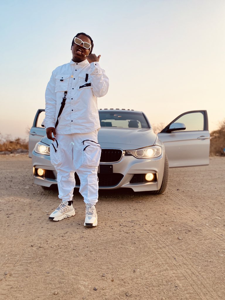 FOCALISTIC's tweet photo. KE STAR LE KA ALL WHITE π«π€π¦
https://t.co/oYzHyldjBB