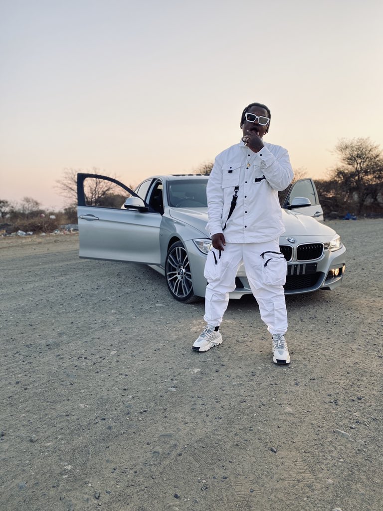 FOCALISTIC's tweet photo. KE STAR LE KA ALL WHITE π«π€π¦
https://t.co/oYzHyldjBB