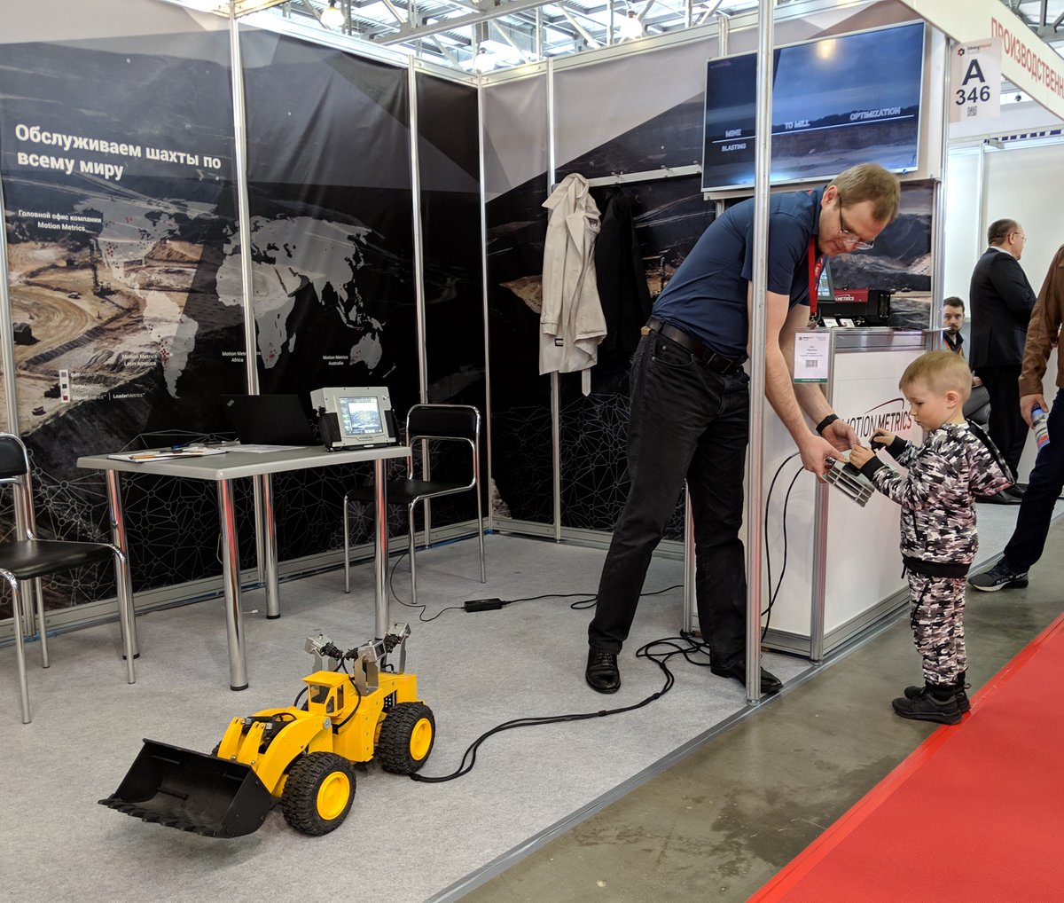 motionmetrics's tweet photo. Indulge your inner child and try our remote-controlled #LoaderMetrics model. #TBT to last yearโs Mining World Russia in Moscow.
#MotionMetrics #MotionMetricsLife #MiningWorldRussia2019 #Throwback https://t.co/9LNBdVwWrc