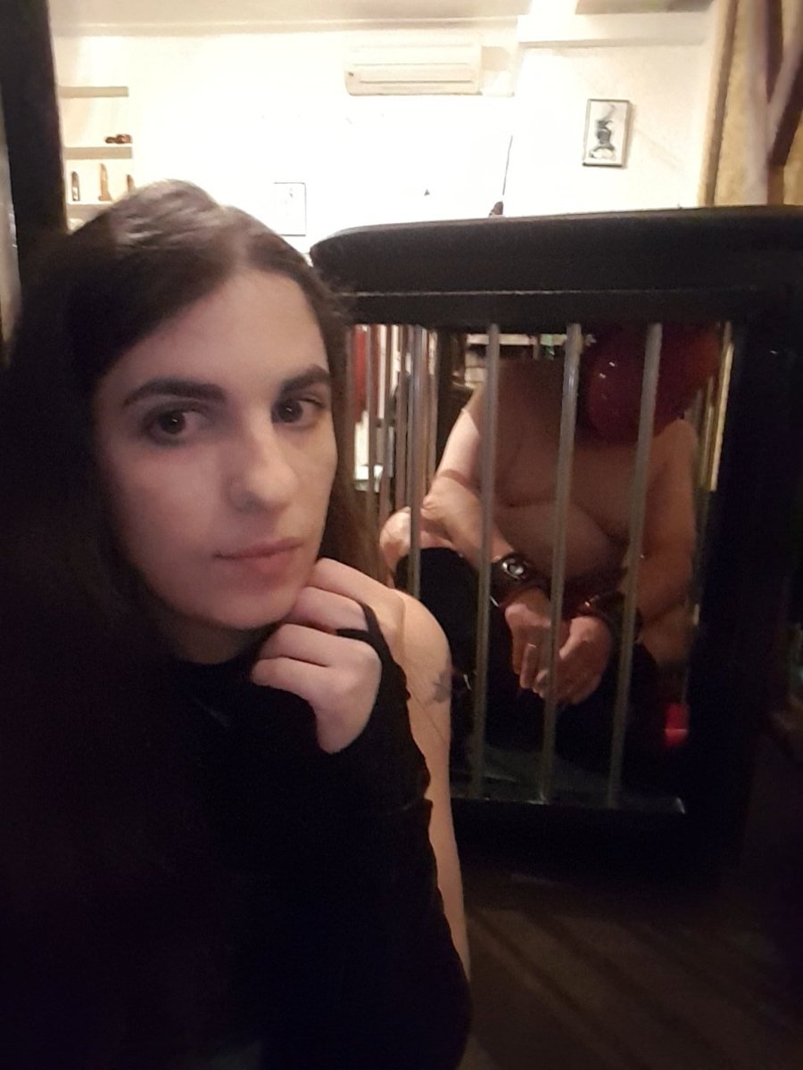Played a little game of russian roulette together, lucky he got 1 on the double rubber dragon tongue, but the 5 on the carbon fiber cane put a smile on my face.. 😁
#Sadist #BDSM