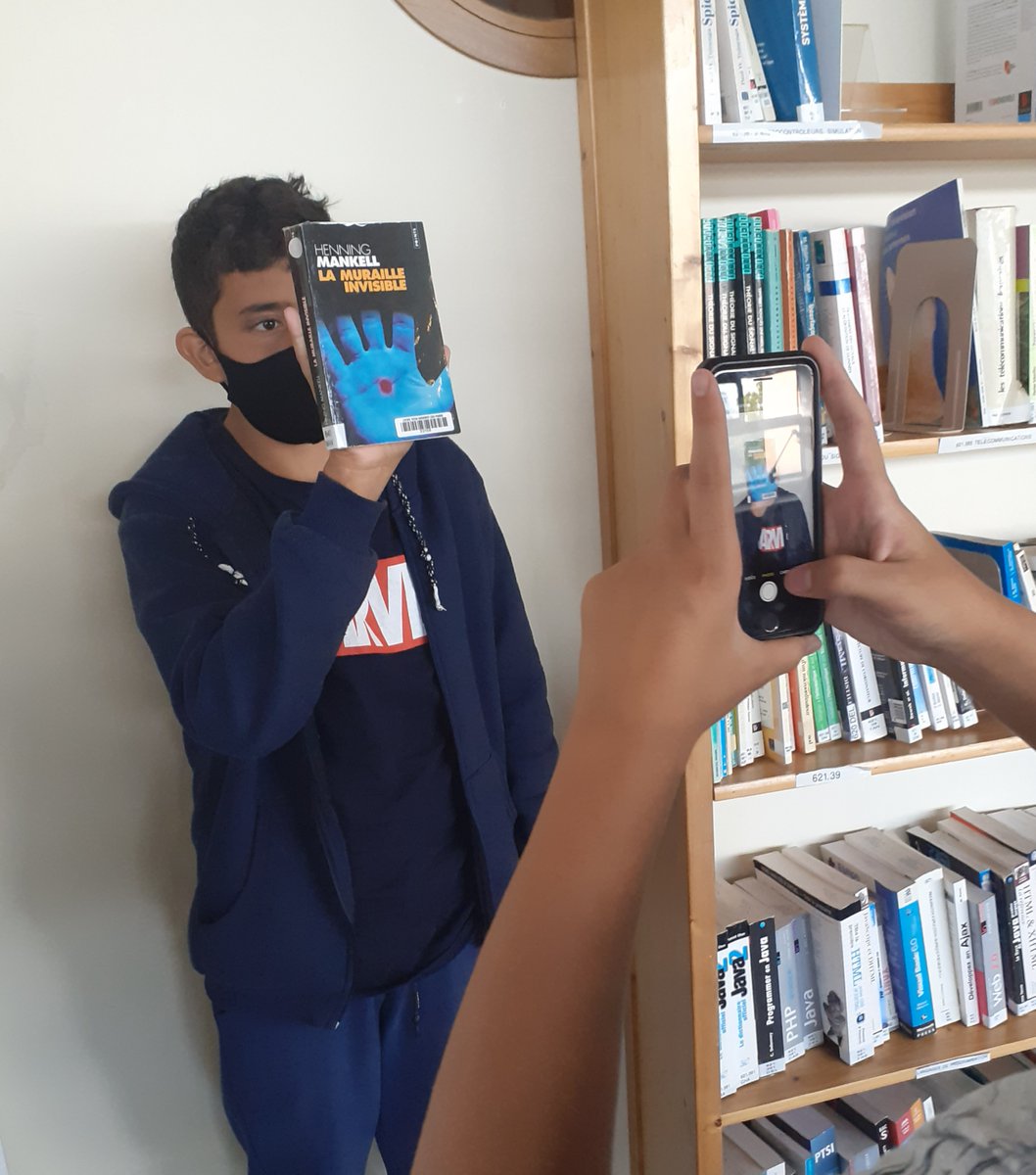 CdiDiderot's tweet photo. Un CDI en mode #Bookfaces pour cette rentrée. Les #2Micro inaugurent le challenge "Des selfies au CDI" ! Défi lancé aux #2deEDPI et aux #2deCAPH...
A suivre.... https://t.co/4nNXvjP3H8