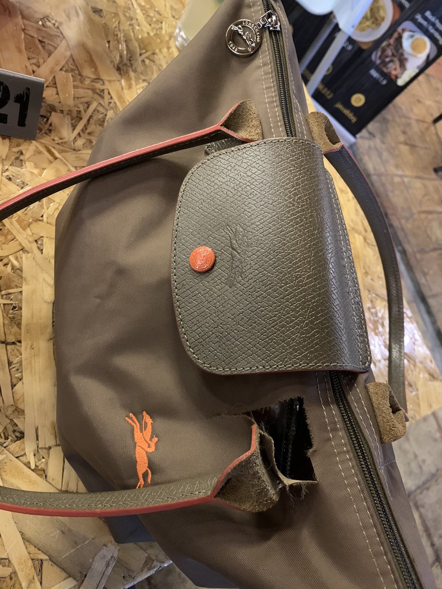 atikahhzaini's tweet photo. Hari ni dalam sejarah bergelut dengan 2 peragut. Alhamdulillah i dapat tarik bag i dari peragut tu 🙏🏻 tapi koyak ye hancur my fav bag 😭 so hati hati la. Anything can happen now. I kena tadi kat area ampang point 4.30pm.. https://t.co/YHiicLgwco