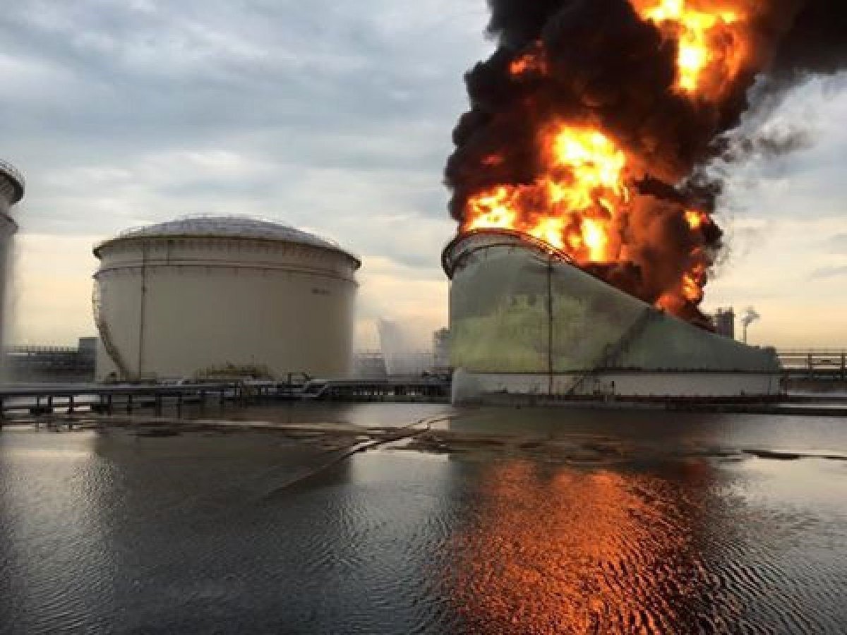 FirehouseTrain1's tweet photo. Join us this month as @FirehouseTrain1 has teamed up with @totalfirerescue to bring you a Flammable Liquid Tank Fire Strategies training program. Check out this course today!💥🚒🇨🇦
#hazmat #flammableliquid @hazmatnation @HazmatandRescue @SOFFCA1 @davidclarke64 @OhmraA https://t.co/UXwO1LHMAW