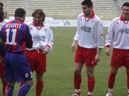 199Football's tweet photo. A pic of Beppe Signori with his last team, Hungarian side Sopron FC, here engaged in a friendly against Bologna captained by Claudio Bellucci. 2004 or so.
#RandomPlayerOfTheDay @BolognaFC1909en https://t.co/nqn89xaVHr